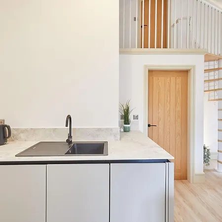 Host & - Sunshine Redmire