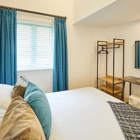 Host & - Sunshine Redmire